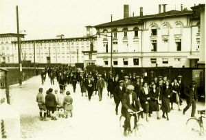 Sortie du personnel de l'usine Cailler en 1930